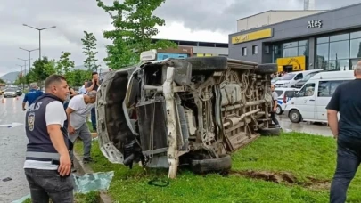 Minibüs refüje çarparak yan yattı: 1 ölü, 4 yaralı