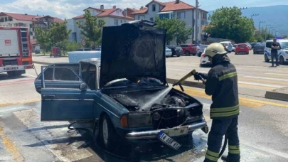 Motor kısmından alev alan otomobil kullanılamaz hale geldi