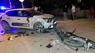 Motosiklet ile otomobil çarpıştı: 1'i ağır 2 yaralı