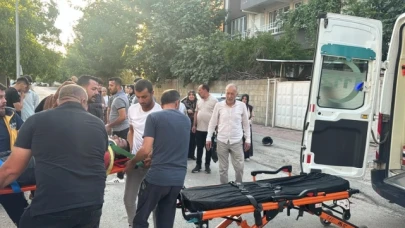 Motosiklet ile otomobil çarpıştı: 1'i ağır 2 yaralı