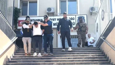 Öğretmeni infaz edip kaçtı, saatler içinde yakalandı: Zırhlı araçla sevk edildi