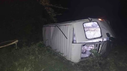 Otomobil ile minibüs çarpıştı: 15 yaralı