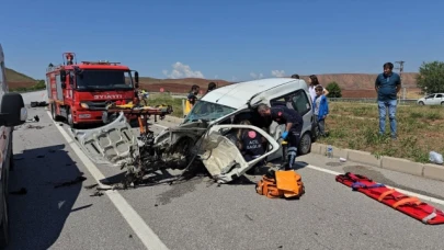Otomobil ile ticari araç çarpıştı: 7 yaralı
