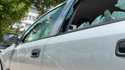 Otomobile baltayla saldırdılar