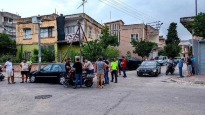 Otomobiller çarpıştı, aracın altında kalan yaya hayatını kaybetti