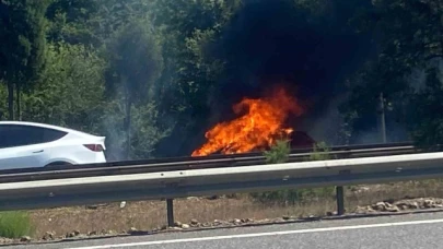 Otoyolda alev alev yandı: Otomobilden geriye demir yığını kaldı