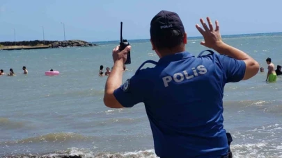 Samsun'da polis boğulmalara karşı sahillerde uyarıda bulunuyor