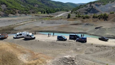 Serinlemek için baraja giren genç boğuldu