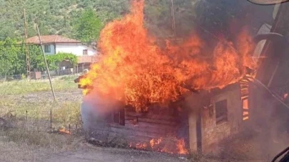 Yanan otlardan sıçrayan kıvılcımlar odunluğu küle çevirdi