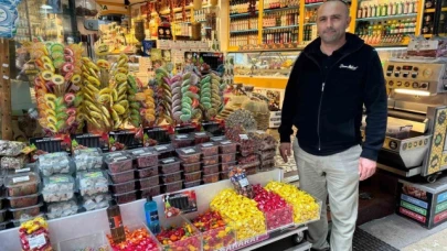 Yaşlı kadının kolonya hırsızlığı güvenlik kamerasında