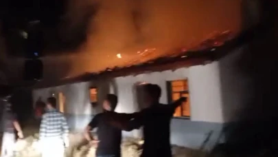 Yıldırım düşen besihanede yangın çıktı, 5 kişi korkudan hastanelik oldu