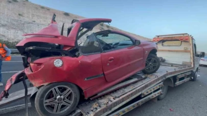 Yolcu otobüsü ile otomobil çarpıştı: 1 ölü, 2 yaralı