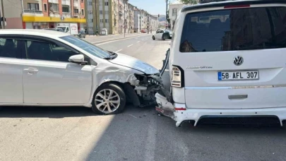2'si çocuk 5 kişinin yaralandığı kaza güvenlik kamerasına yansıdı
