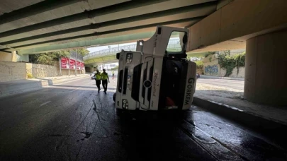 4 kişinin hayatını kaybettiği noktada tır üst geçide çarparak devrildi