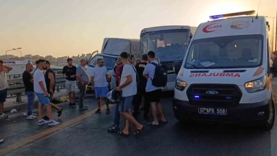 Açılan arka kapağının kapatılması için duran kamyonet faciaya sebep oldu: 1 ölü, 3 yaralı