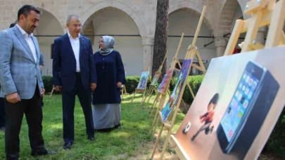 Amasya’da çocuklar cami bahçesinde kitap okudu