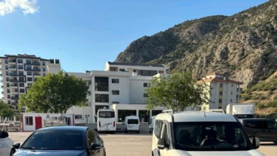 Amasya'da hafif ticari araçtan 15 göçmen çıktı