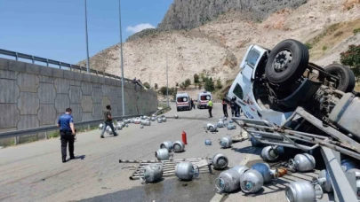 Amasya'da tüp yüklü kamyon devrildi: 1 ağır yaralı