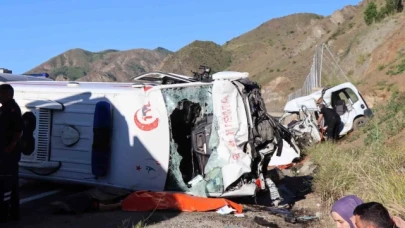 Ambulans ile hafif ticari araç çarpıştı: 4 ölü, 1 yaralı