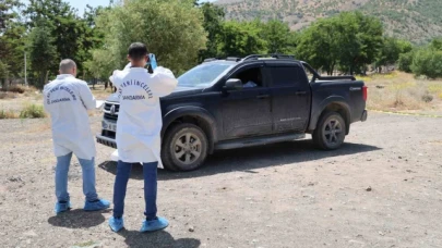 Bir araç içerisinde 2 kişi ölü bulundu