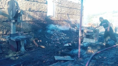 Çıkan yangında ev, buğday deposu ve iş yeri kullanılamaz hale geldi