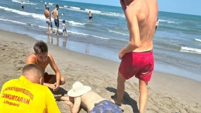 Denize giren 3 kişi boğulma tehlikesi geçirdi
