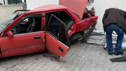 Direksiyon hakimiyetini kaybeden sürücü metrelerce yükseklikten aşağıya uçtu