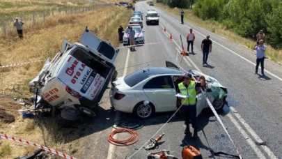 İki araç kafa kafaya çarpıştı: 3 ölü, 1 yaralı