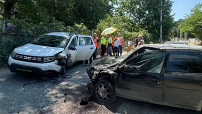 İki otomobil çarpıştı: 5 yaralı