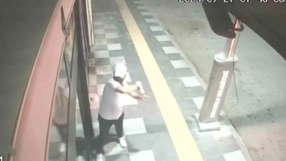 İş yerinin camlarını taşla kıran şahıs gözaltına alındı
