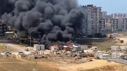 İşçilerin konakladığı konteynerler alev alev yandı, gökyüzünü siyah dumanlar kapladı