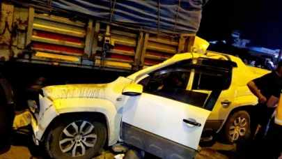 Kamyonet tıra arkadan çarptı: 1 ölü, 1 ağır yaralı