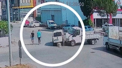 Kamyonetin çarpıp savurduğu araç 2 sağlık çalışanı yayanın üzerine devrildi: Kaza anı kamerada