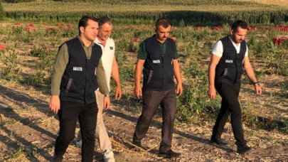 Kartal, soğan hasadı gerçekleştiren üreticiyi ziyaret etti