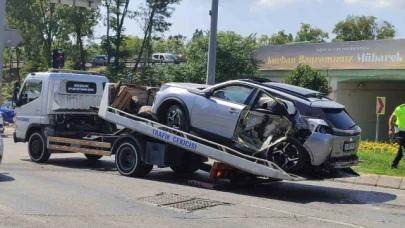 Kırmızı ışıkta geçen minibüs otomobile çarptı: 1'i ağır 6 yaralı