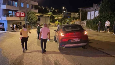 Kontrolden çıkan araç kaldırımda yürüyen yayanın ayağını ezdi