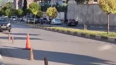 Öfkeli şahıs sürücüyü yumruklayıp, otomobili tekmeledi