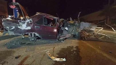 Otomobil bariyerlere çarptı: 1 ölü, 2 yaralı