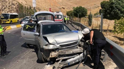 Otomobil demir bariyerlere çarptı: 6 yaralı