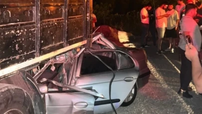 Otomobil tırın altına girdi: 1 ölü