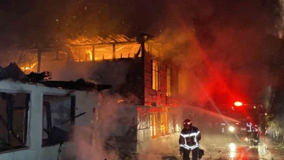 Sabaha karşı yangın paniği: İki ahşap ev kül oldu