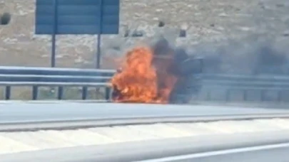 Seyir halindeki otomobil alev topuna döndü
