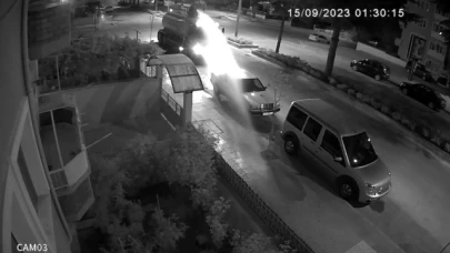 Su tankeri ağaçlar yerine suladığı otomobili pert etti: O anlar kamerada