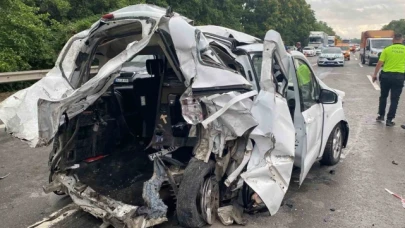 TEM'de minibüs hafif ticari araca çarptı: 2 ölü, 4 yaralı