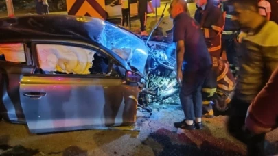 Trafik sinyalizasyon direğine çarpan sürücü hayatını kaybetti
