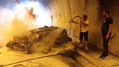 Tünelde kaza yapan otomobil alev topuna döndü: 2 yaralı