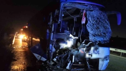 Yolcu otobüsü kamyona arkadan çarptı: 1 ölü, 14 yaralı