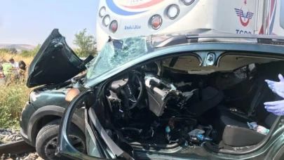 Yolcu treni hemzemin geçitte otomobile çarptı: 3 ölü