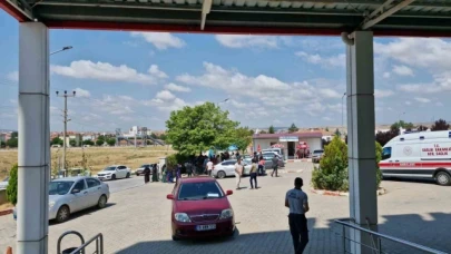 Yolda karşılaşan husumetli aileler tekrar kavga etti; 3 yaralı
