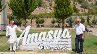 28 yıllık çift evliliklerini üniversite ile taçlandırdı